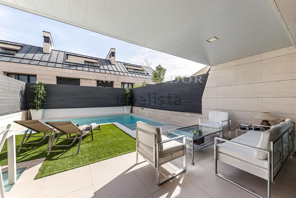 Exclusivo Chalet Adosado en La Moraleja — Vivienda de Lujo en Madrid