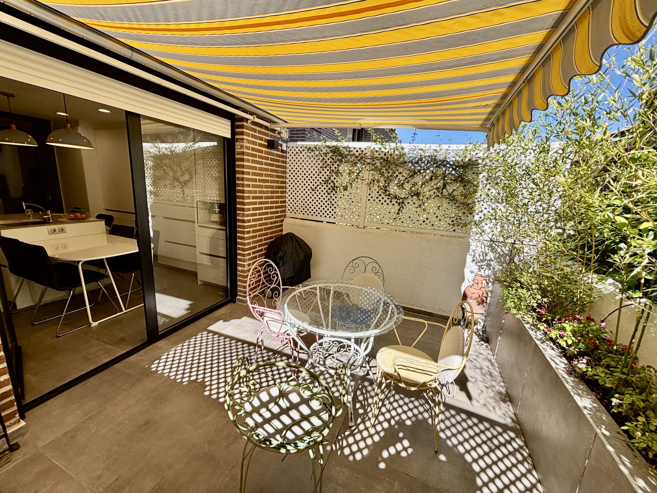 Descubre este chalet reformado en el Soto de la Moraleja: lujo, diseño moderno y jardín privado en una urbanización exclusiva.
