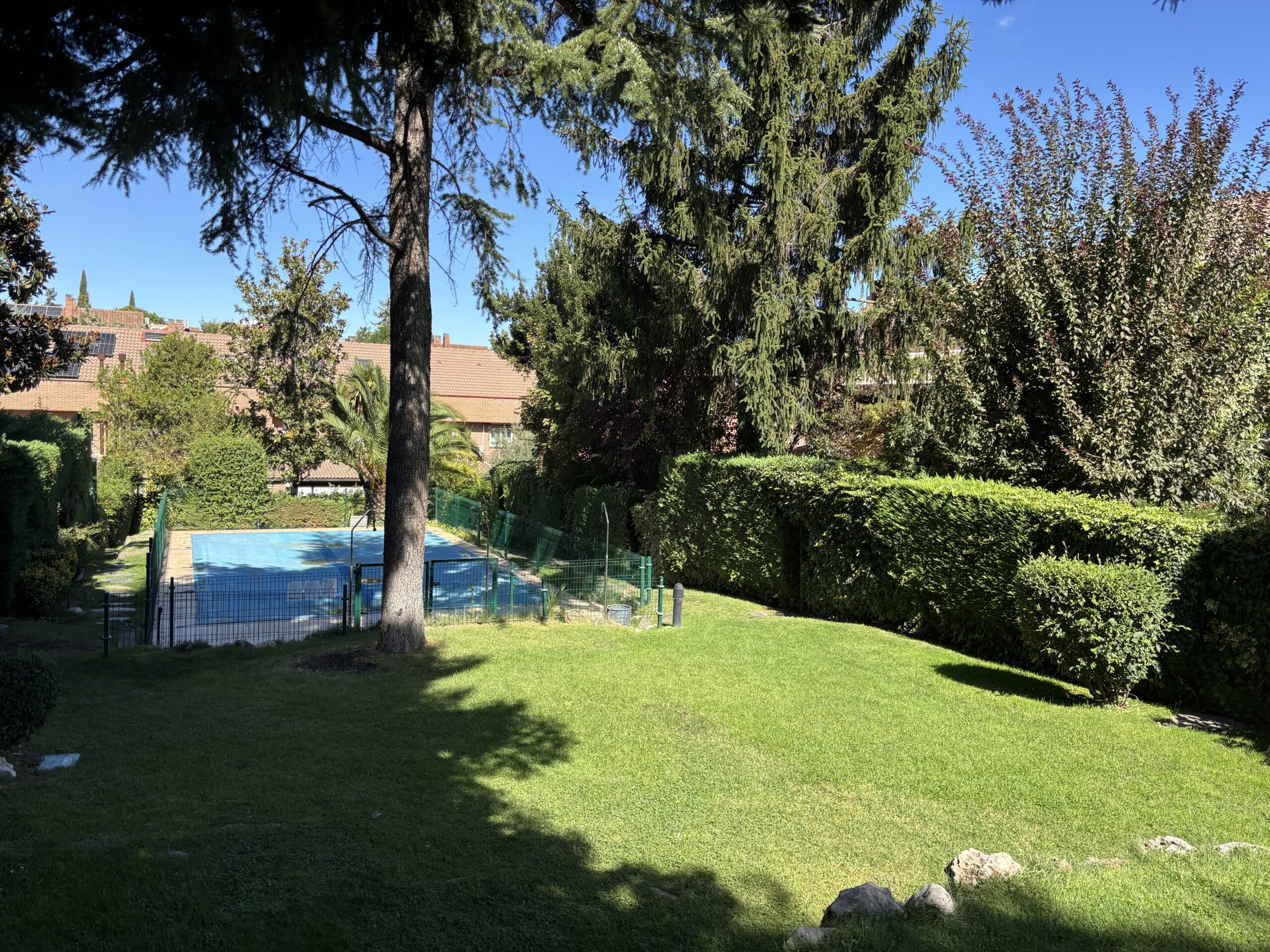 Comprar casa en el Soto de la Moraleja: chalet adosado reformado con jardín privado y urbanización exclusiva.