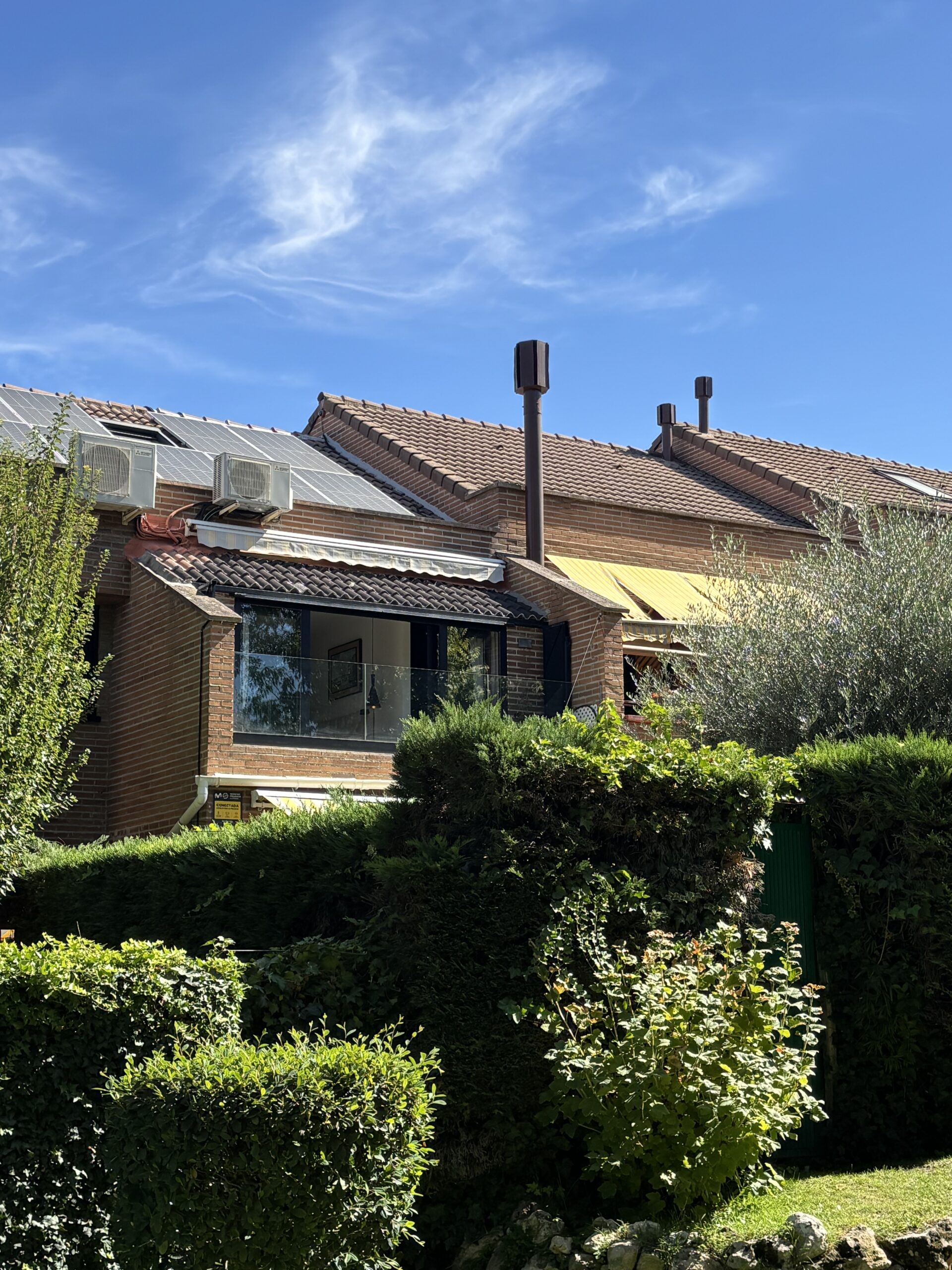 Comprar casa en el Soto de la Moraleja: chalet adosado reformado con jardín privado y urbanización exclusiva.