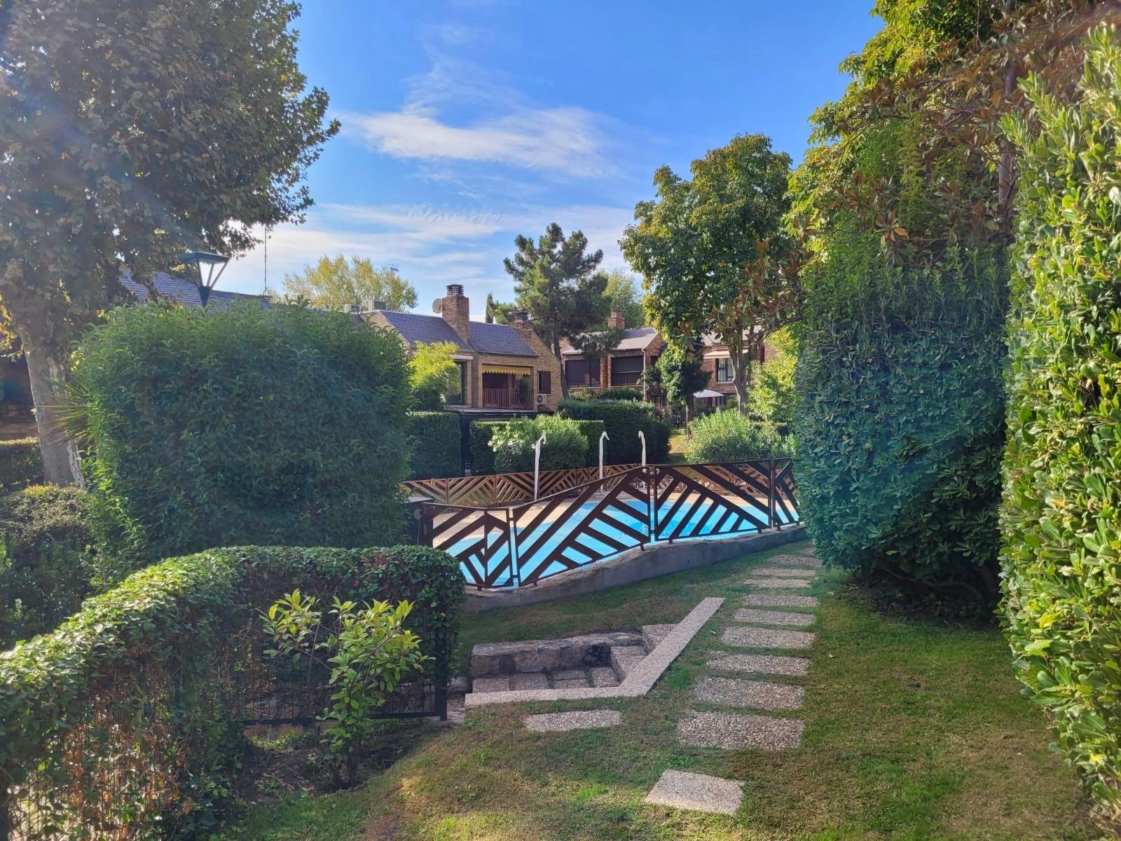 Jardines y zonas comunes de chalet adosado para venta en el Soto