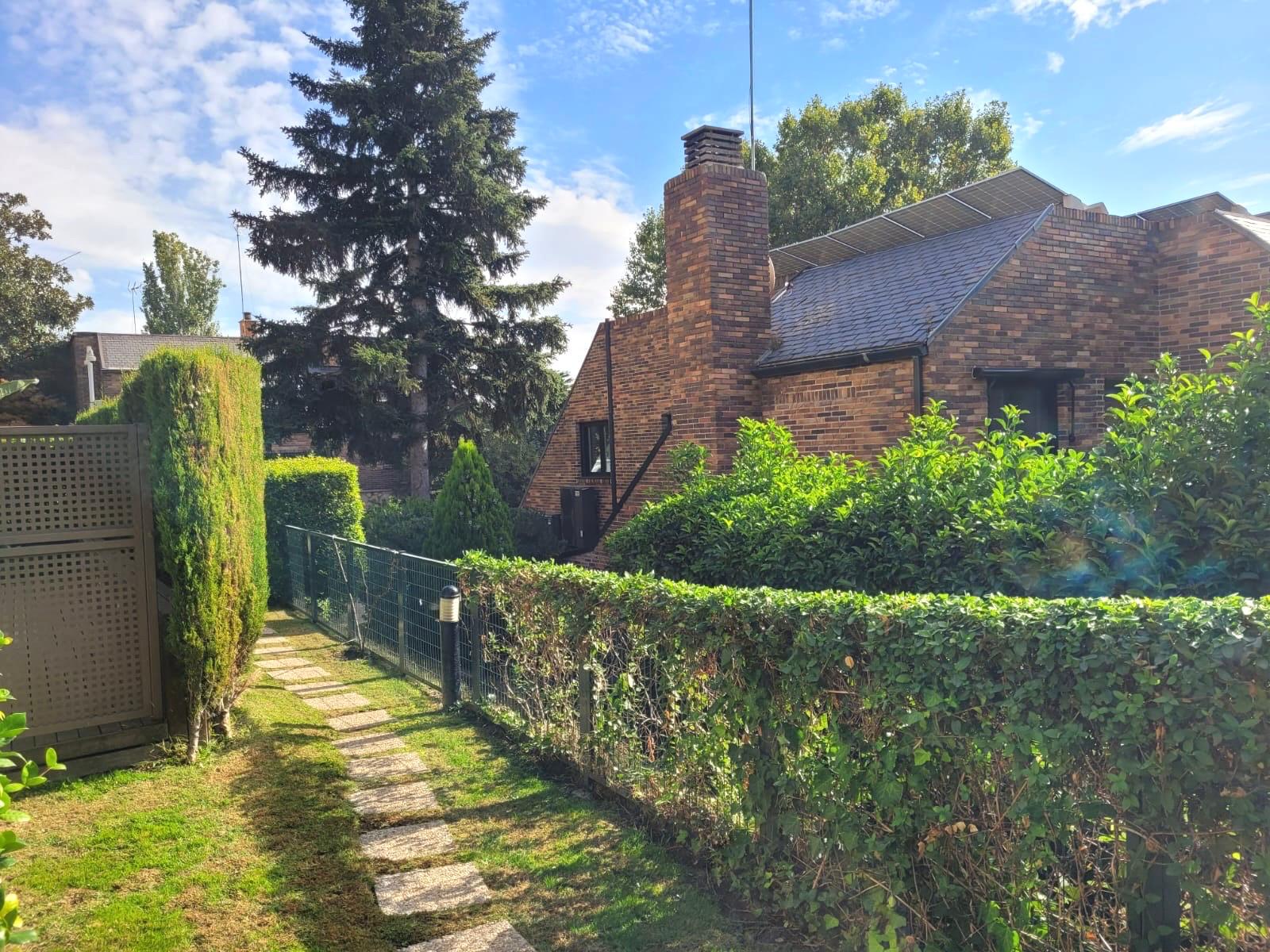 Jardines y zonas comunes de chalet adosado para venta en el Soto
