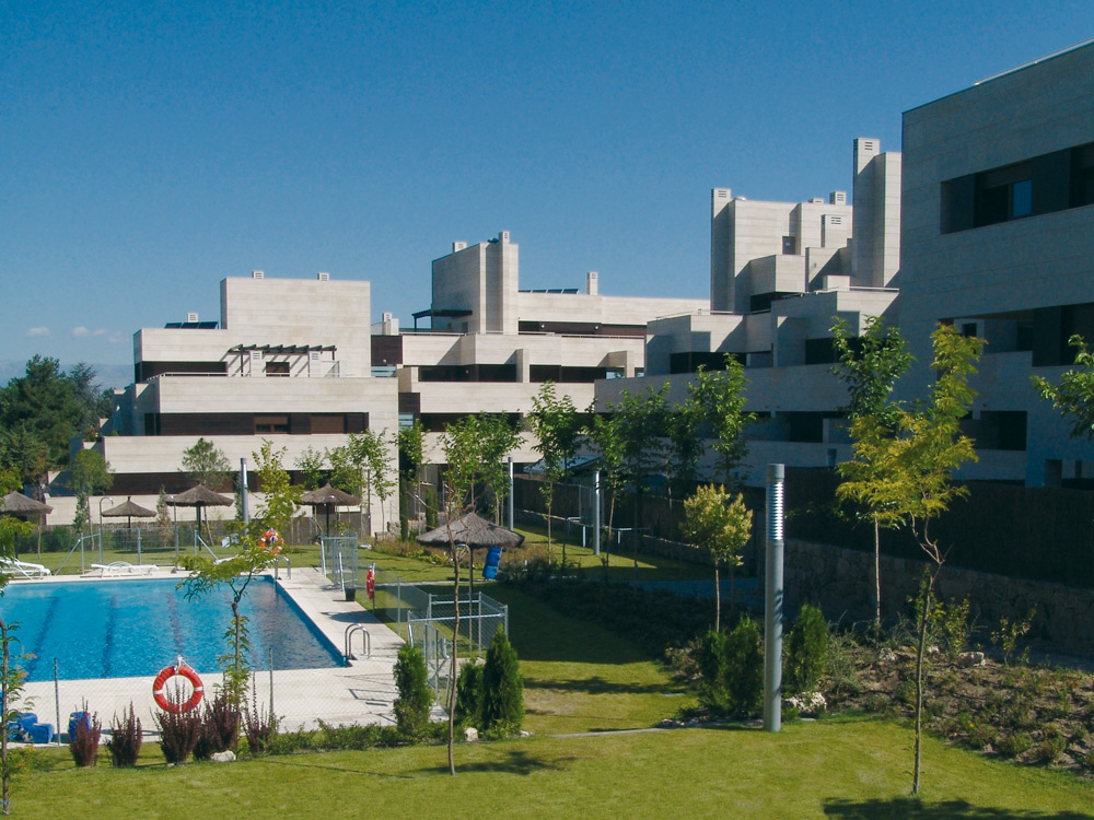 Urbanización cerrada con piscina y jardines en El Soto de la Moraleja.