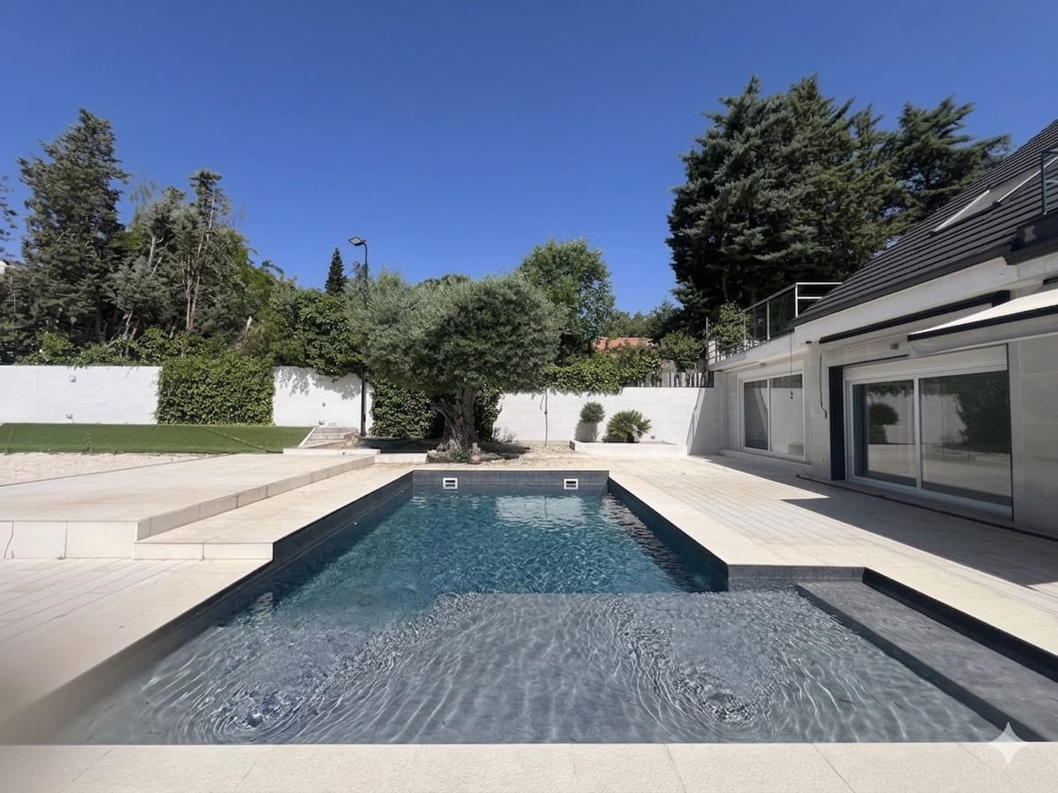 Piscina privada en chalet independiente en la moraleja.