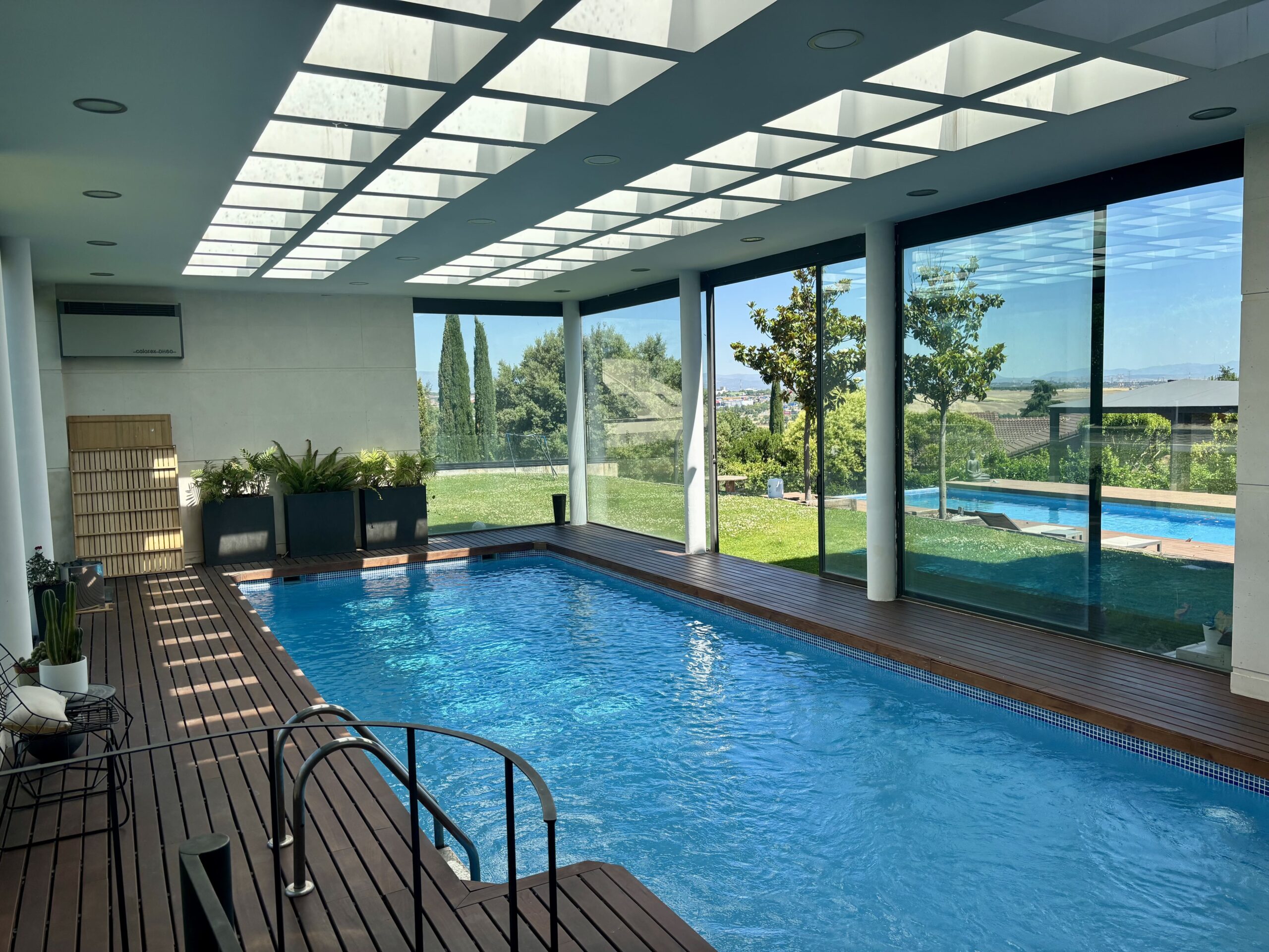 Piscina interior climatizada en vivienda de lujo contemporáneo en La Moraleja.