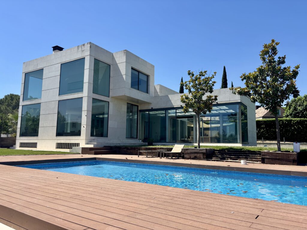 Villa de lujo contemporáneo en La Moraleja con jardín privado y gran parcela.