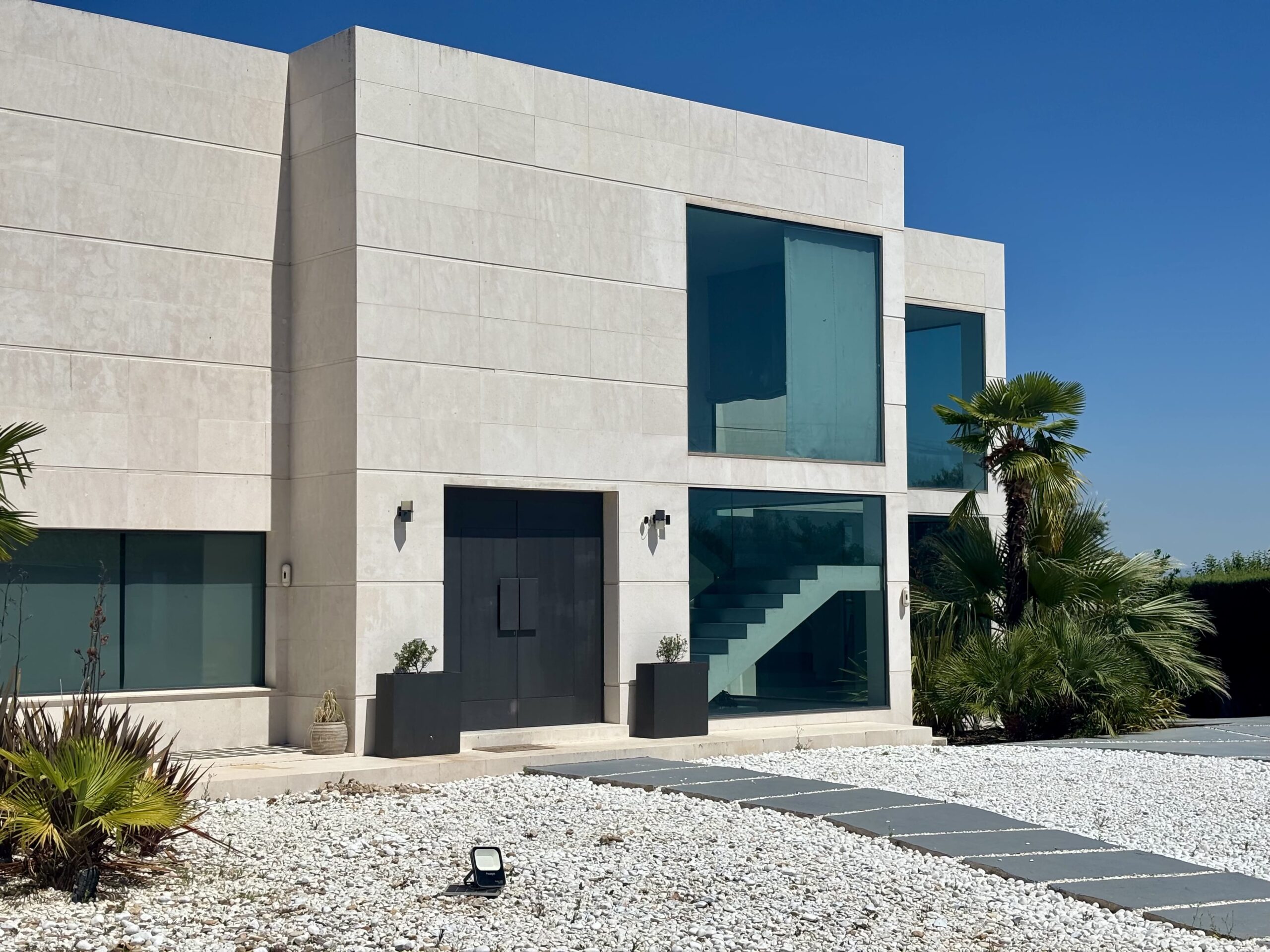 Fachada de vivienda exclusiva en La Moraleja de diseño contemporáneo.