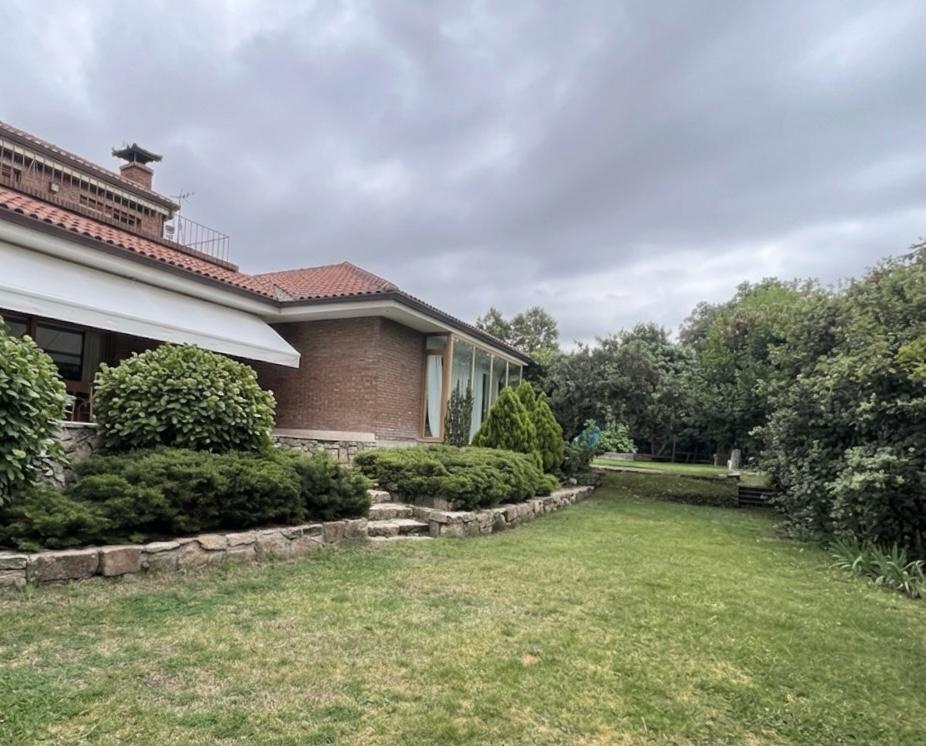 Chalet independiente en La Moraleja con jardín privado.