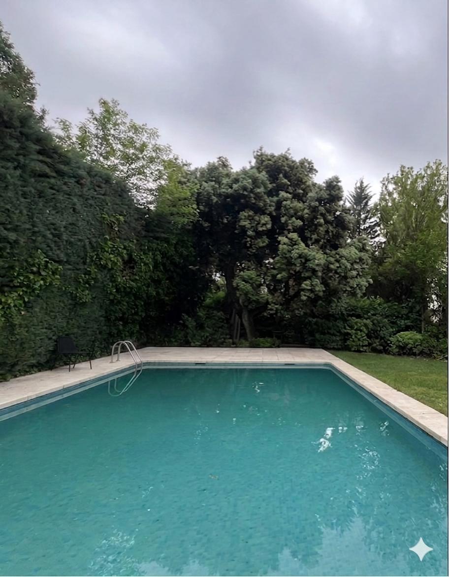 Chalet independiente en La Moraleja con jardín privado.