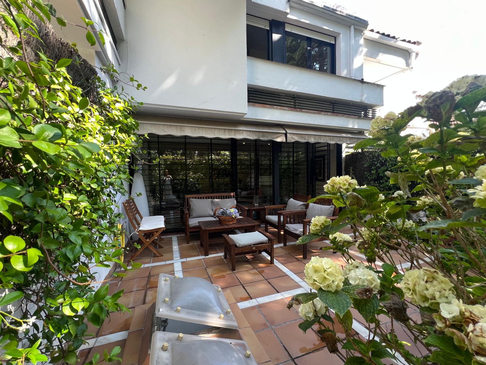 Terraza exterior y jardín privado de chalet adosado con orientación sur en El Soto de La Moraleja.